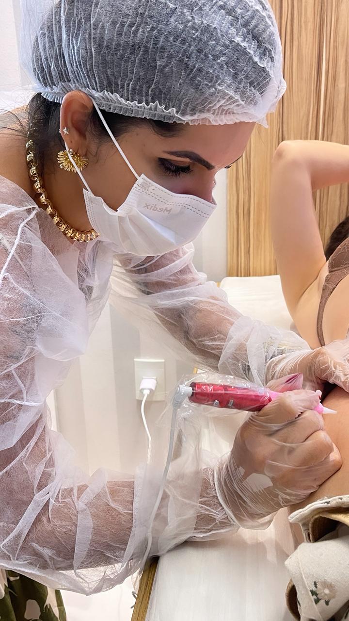 Roberta Rios realizando procedimento de micropuntura